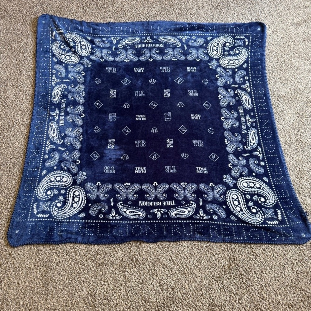 True Religion Throw Blanket Unisex OS Navy Blue Excellent Paisley Bandana Fleece